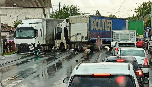 Accident grav lang Piteti Dou TIR uri ciocnite