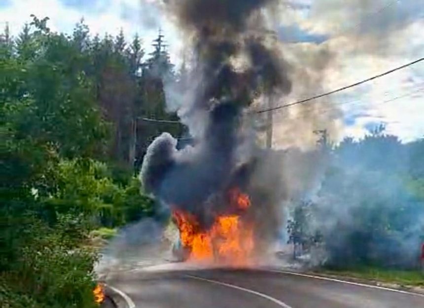 BMW in flacari pe o sosea din Arges