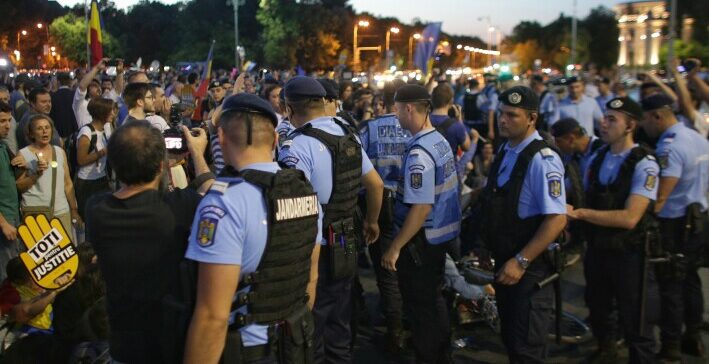 Jandarmii au intervenit cu forta in Arges