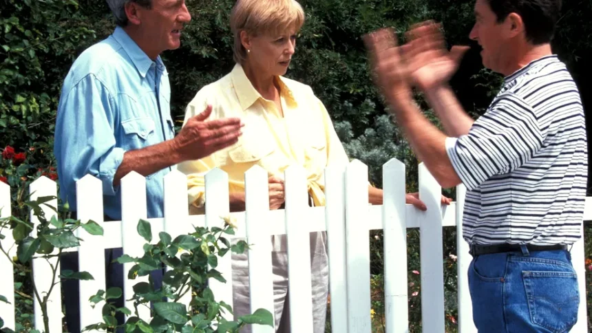 Scandal intre vecini Cine plateste gardul