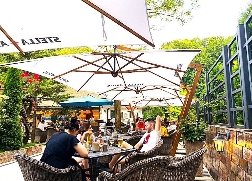 Terasa pe care toata lumea o cauta vara aceasta Grota Rece