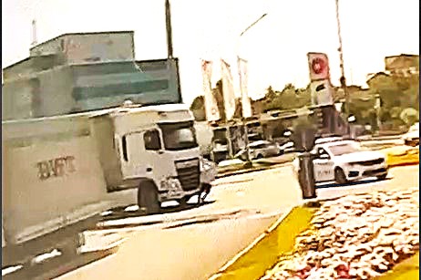 VIDEO SOCANT Momentul cand un barbat e lovit de TIR