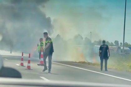 VIDEO flacari uriaspe pe Autostrada O masina arde