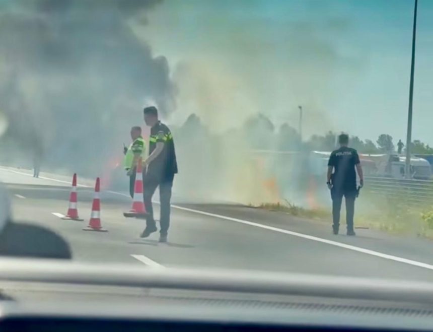 VIDEO flacari uriaspe pe Autostrada O masina arde