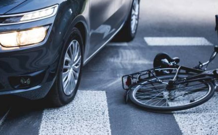 Viraj la dreapta biciclist langa masina Cine e vinovat