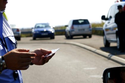 2025 Ce riscuri ai cu un bec ars la masina