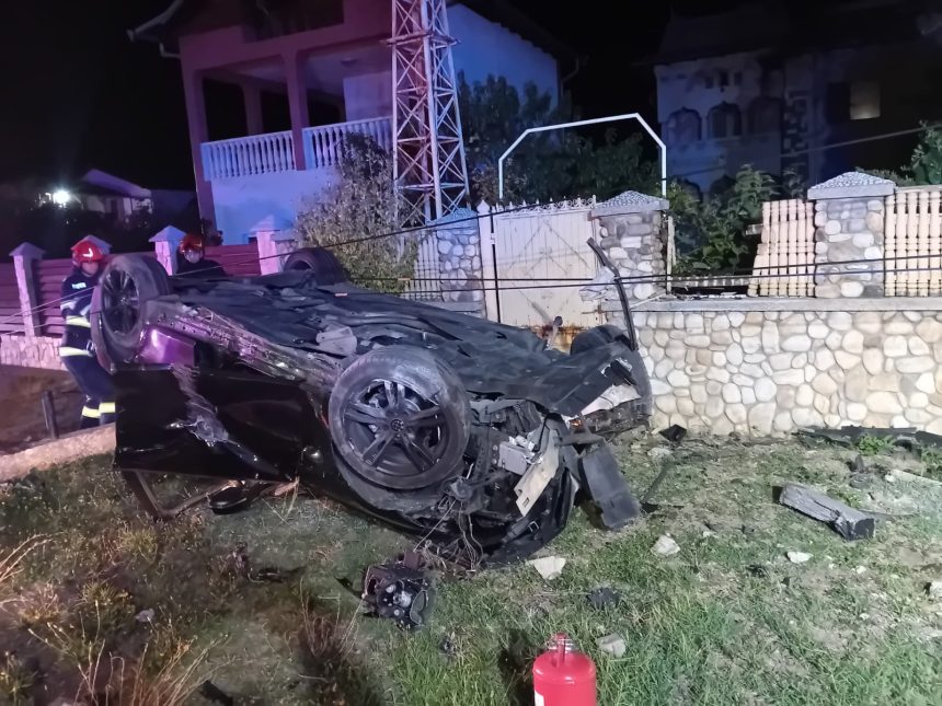 Accident in Arges S a izbit de stalp si s a rasturnat