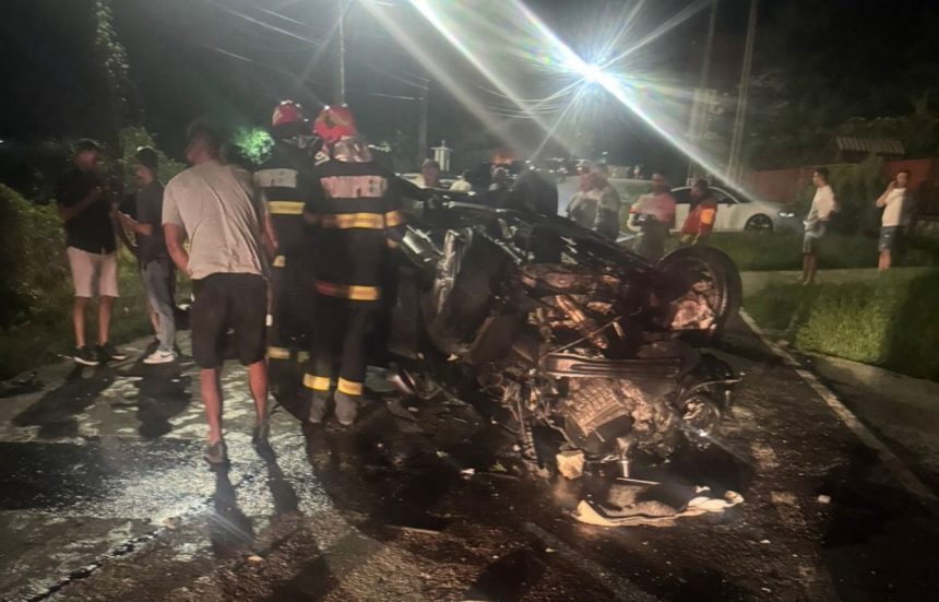 Accident langa Pitesti Masina rasturnata si a