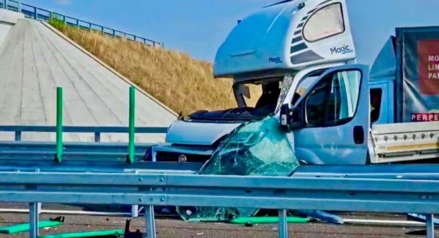 Accident pe DEx 12 Autoutilitara distrusa