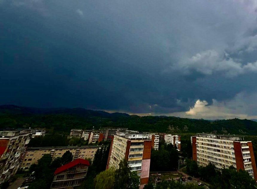 Arges ANM avertizeaza furtuni violenete si grindina Cod galben