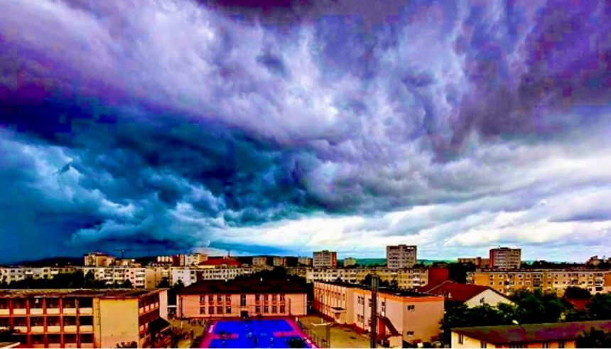 Argesul afectat de furtuni intensive Cod portocaliu meteo
