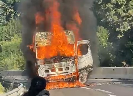 Flacari mari pe DN 7 Arde ca o torta