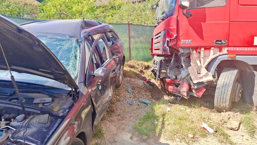 Masina distrusa de un camion in Arges