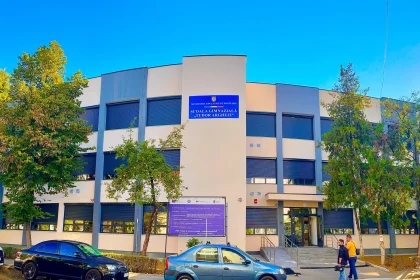 Piteshti O scoala dintr un cartier mare s a schimbat