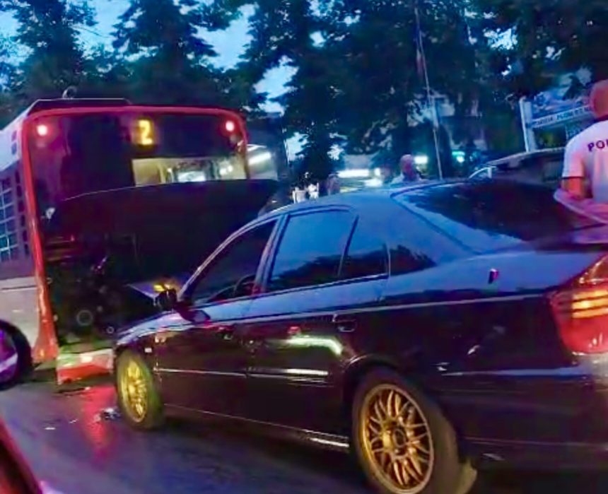 Pitesti Accident BMW intrat direct intr un autobuz
