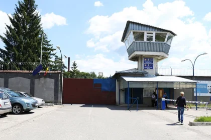 Politistii si detinutii de la Penitenciarul Mioveni