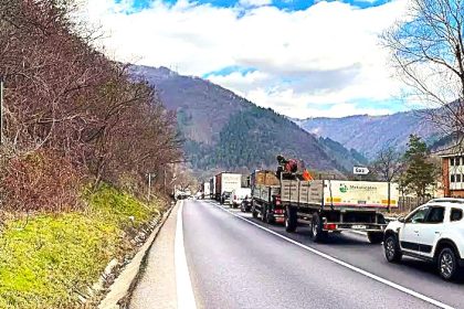 Un drum vital pentru traficul din Valea Oltului