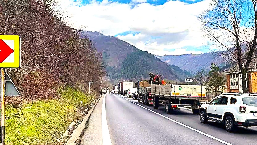 Un drum vital pentru traficul din Valea Oltului