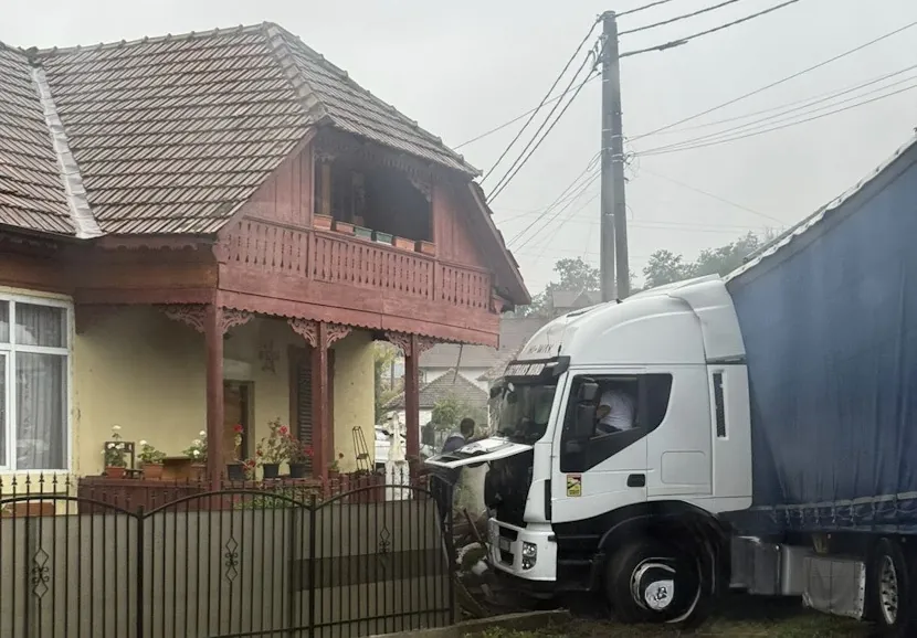 Accident grav pe DN 7 Camion aruncat in gardul unei case