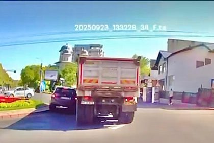 Accident in Pitesti BMW aruncat pe sensul giratoriu