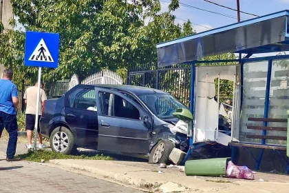 Arges Masina lovita violent la o statie de autobuz