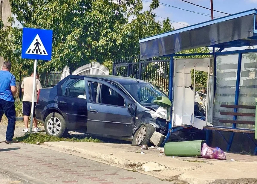 Arges Masina lovita violent la o statie de autobuz