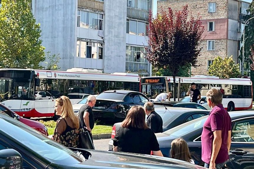 Pitesti A intrat cu BMW ul pe scuar