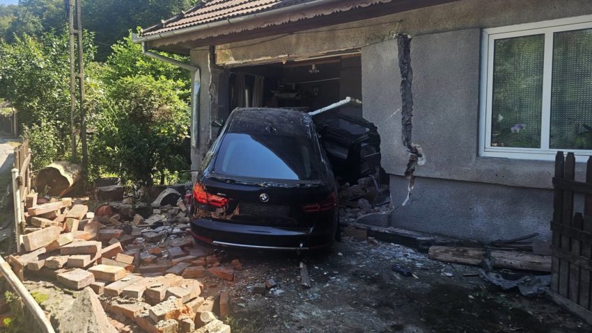 Scene de groaza Tanarul cu BMW intra in sufragerie