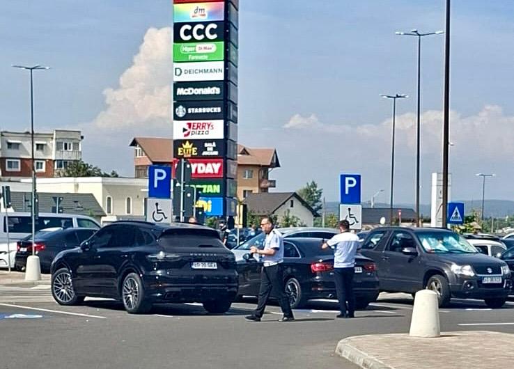 Soferi de masini de lux amendati la Arges Mall
