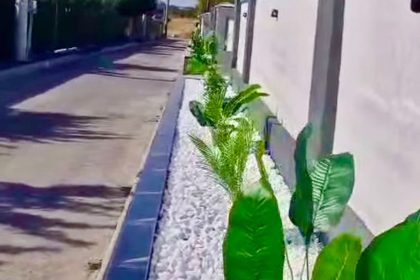 Un pitestean si a construit jardiniera cavou in fata