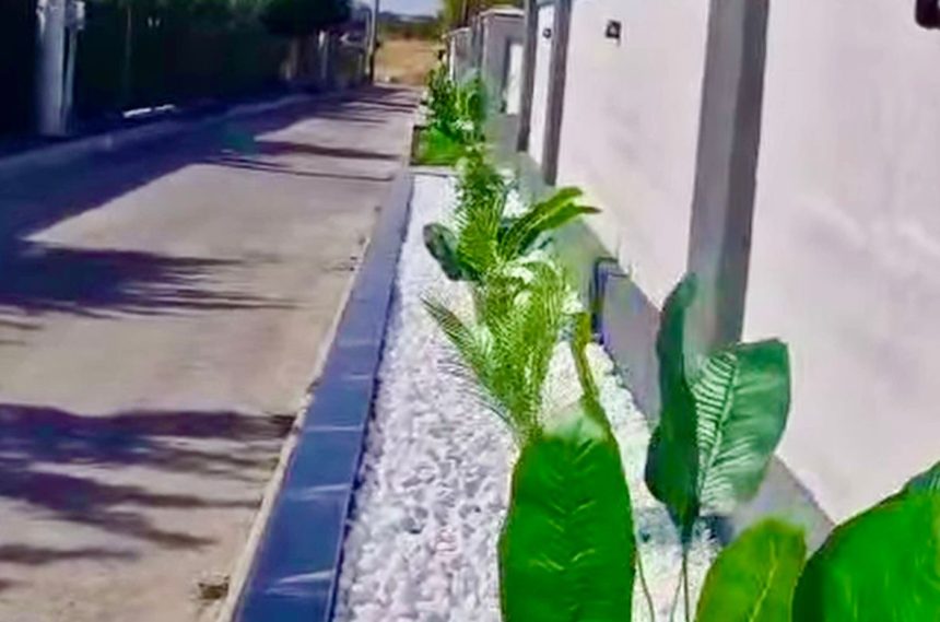 Un pitestean si a construit jardiniera cavou in fata