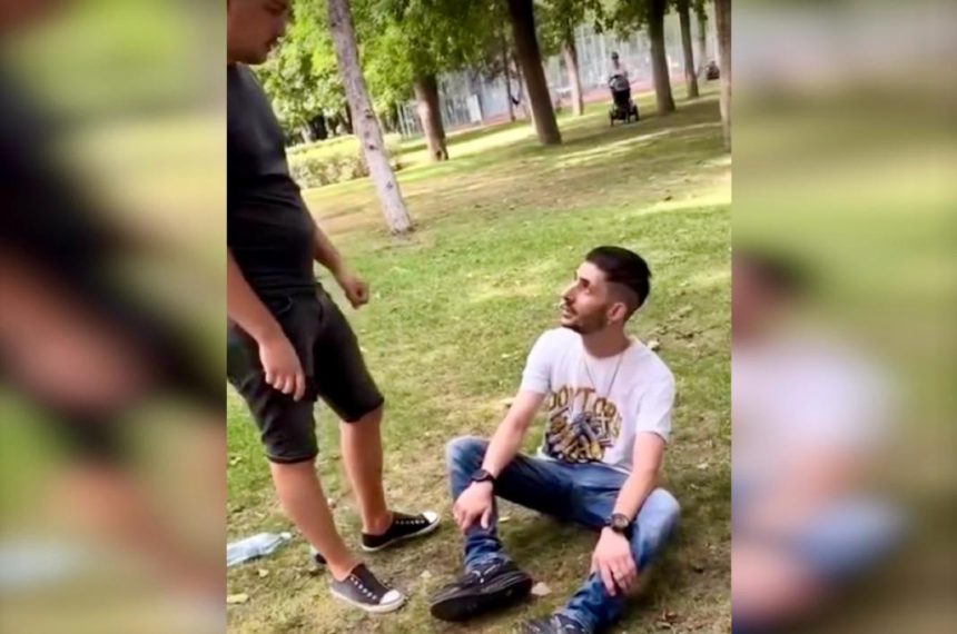 Zmeu doar cu victima intimidat de prezenta unui