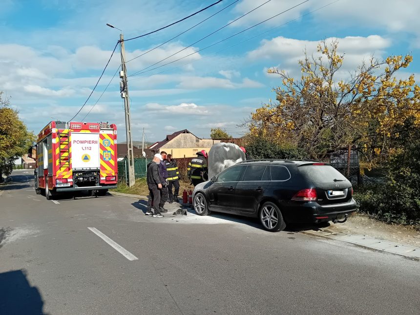 Arge Masina a luat foc lang biseric