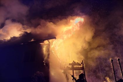 Noapte de foc in Valea Iasiului Arges Gospodarie ruiata