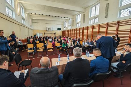 Primarul din Pitesti intalnire cu locuitorii dintr un cartier