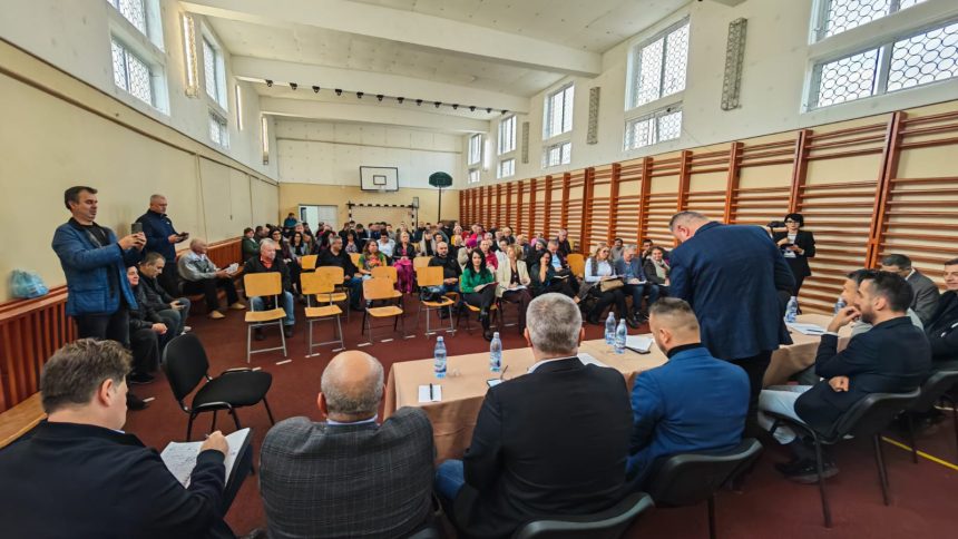 Primarul din Pitesti intalnire cu locuitorii dintr un cartier