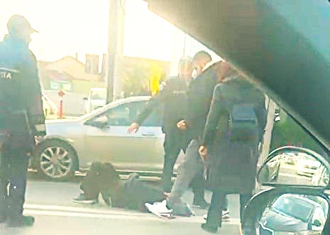 Accident grav langa Lidl in Pitesti Pieton intins pe asfalt