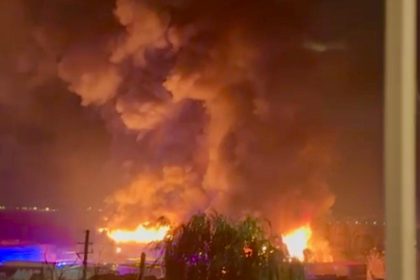 Arges Arde o hala Pompierii intervin cu dificultate