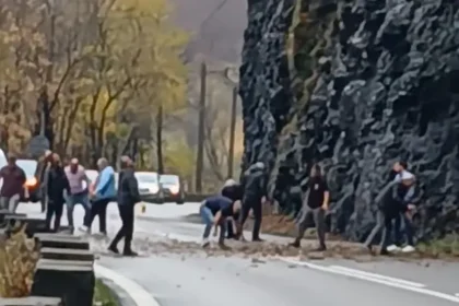 Caderi de pietre pe Valea Oltului Soferii au curatat singuri