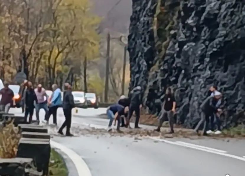 Caderi de pietre pe Valea Oltului Soferii au curatat singuri