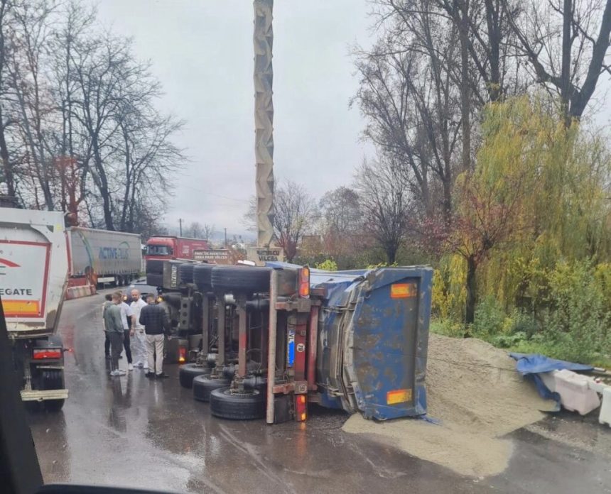Camion cu nisip rasturnat pe DN 7 Jale in trafic