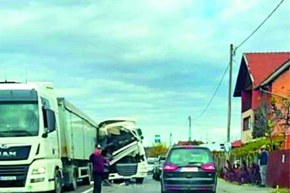 Impact violent intre mastodonti pe DN 7 Trafic oprit