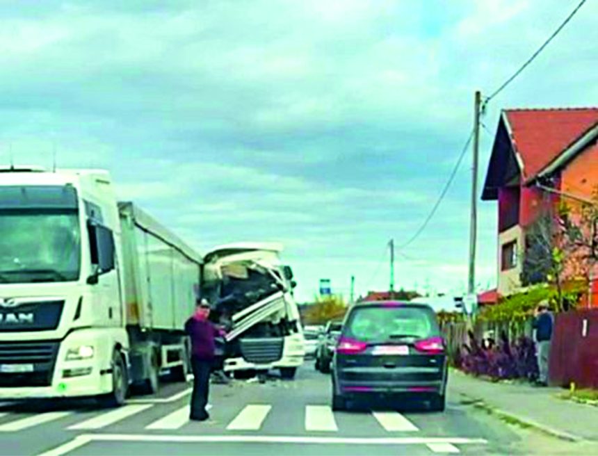 Impact violent intre mastodonti pe DN 7 Trafic oprit