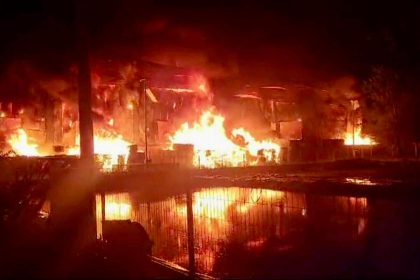 Incendiu grav la Calinesti Arges hala imensa arde