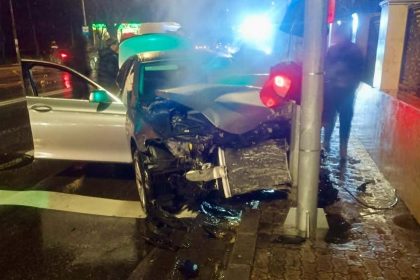 Piteshti a intrat cu masina in stalp langa spital