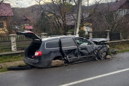 Accident in Arges Masina lovita de un stalp