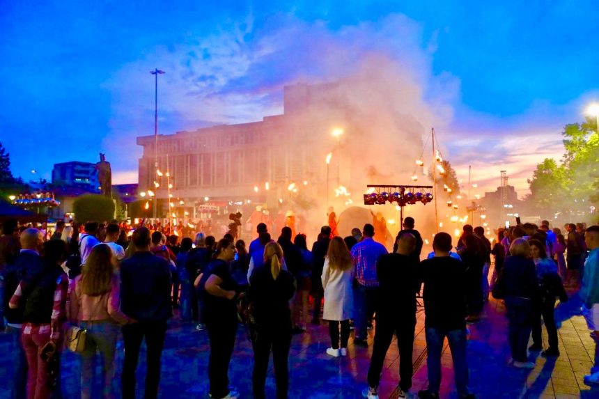 Adio bombe de Revelion la Pitesti Cine canta