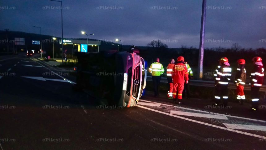 Ambulanta rasturnata pe A1 la iesirea Pitesti
