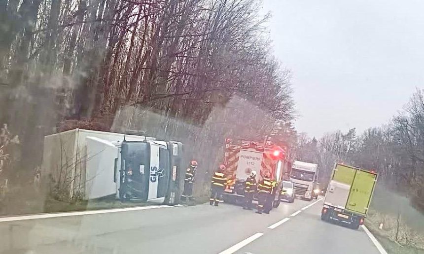 Arge Camion GLS rasturnat pe DN7 trafic blocat