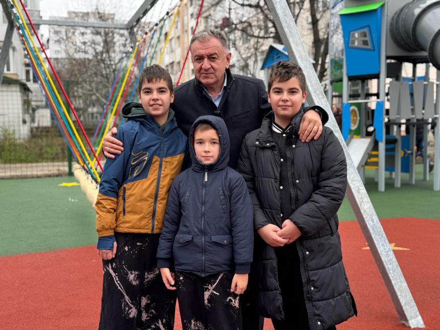 Copiii din Pitesti au o noua zona de joaca